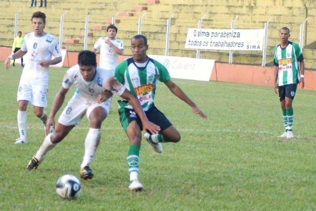  Apesar da vitória contra o Arapongas no dia 20 o time do Foz(uniforme branco) diz ainda precisar de novas contratações