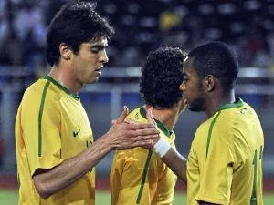  Kaká e Robinho comemoram um dos gols do Brasil na vitória por 5 a 1 contra a fraca Tanzânia 