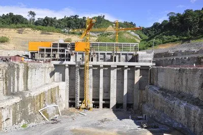  A construção da Usina Mauá, no rio Tibagi, registrou em maio recordes na produção mensal e diária de concreto compactado com rolo