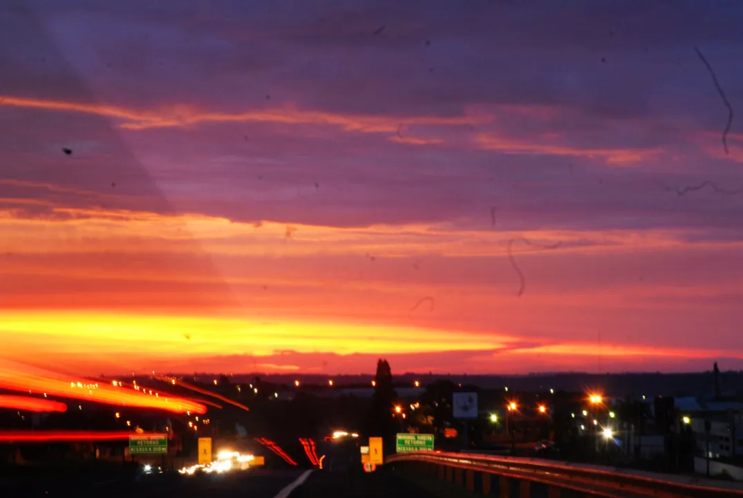 O horizonte avermelhado marca o fim de tarde em Apucarana