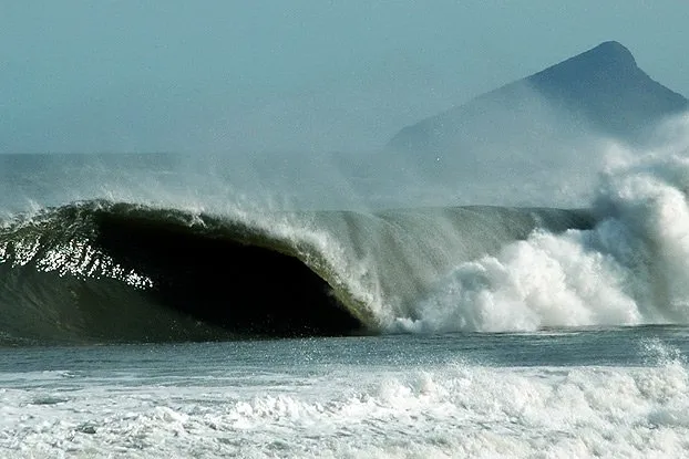 As ondas fortes ficará ideal só para os corajosos surfistas