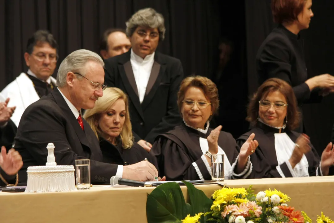  Governador Orlando Pessuti, em solenidade realizada no teatro Ouro Verde empossa Nadia Moreno no cargo de Reitora e Berenice Jordão