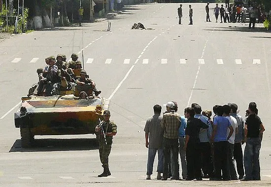  Soldados patrulham a cidade de Osh, após confrontos étnicos deixaram mais de 45 mortos