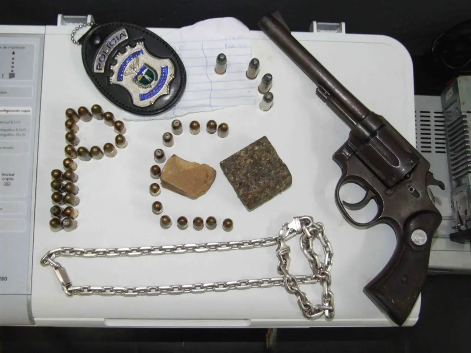  Foram apreendidos 40 gramas de maconha, 20 gramas de crack, um revolver cal. 38 e munição de uso restrito