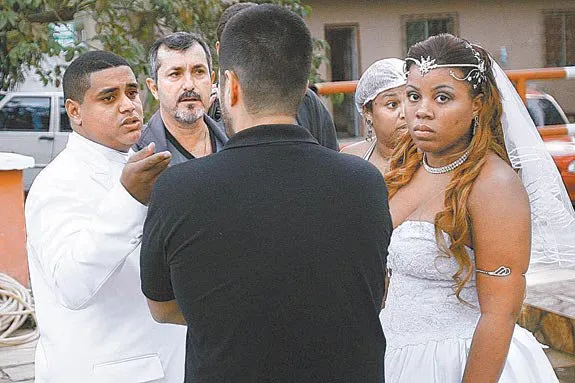  Maxwell, 23 anos, e Rayza, 20, pagaram a festa de casamento com parte do dinheiro desviado com o golpe