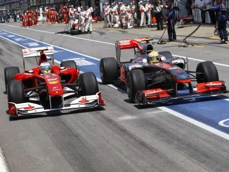  Fernando Alonso rivalizou com Lewis Hamilton, até nos boxes, no GP do Canadá; inglês, no entanto, ficou com a vitória e a liderança do Mundial