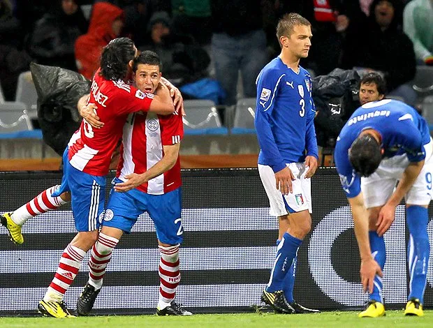  Valdéz comemora com Alcaráz o gol paraguaio, enquanto italianos apenas lamentam 