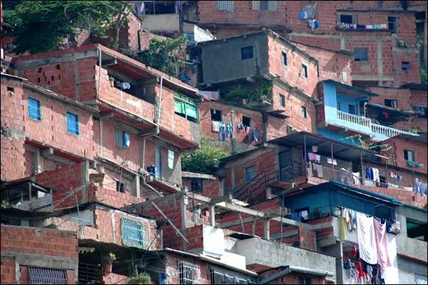 Percentual de pessoas que moram em favelas diminuiu de 31.5% para 26,4% em dez anos
