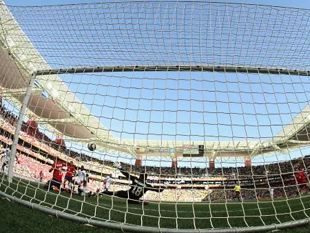  De costas e sem querer, Beausejour faz o gol da vitória chilena na África do Sul