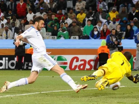 Torosidis aproveita rebote do goleiro Enyeama para fazer o gol da vitória da Grécia contra a Nigéria por 2 a 1 na segunda rodada do grupo B da Copa do Mundo