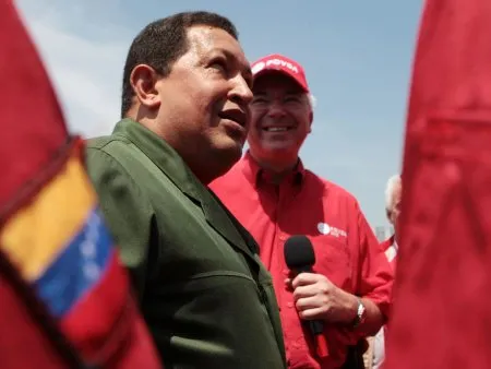  O presidente da Venezuela, Hugo Chávez, visita complexo de exploração de petróleo; país vai pedir demissão de relator da ONU por críticas ao líder