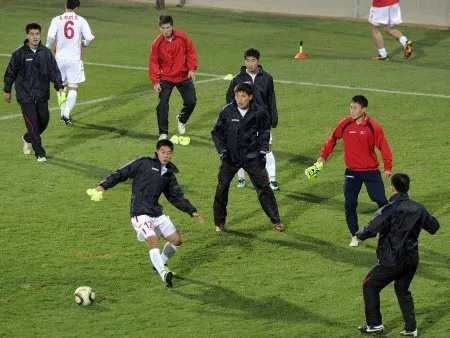  Os jogadores norte-coreanos participam de treino no estádio Makhulong na quarta-feira, um dia depois da derrota para o Brasil (2 a 1)