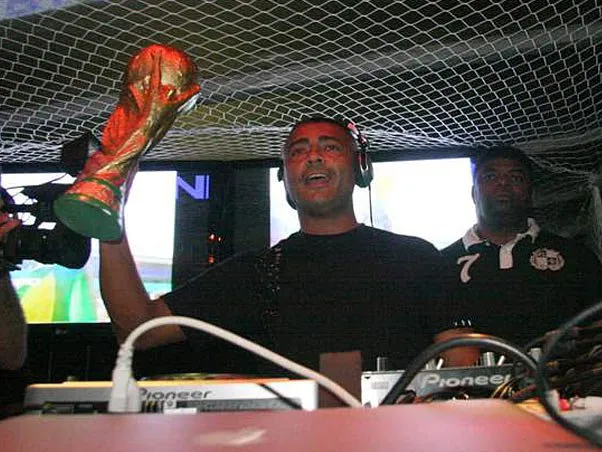  Romário tocou hip-hop na festa que teve como tema a Copa do Mundo, no Rio