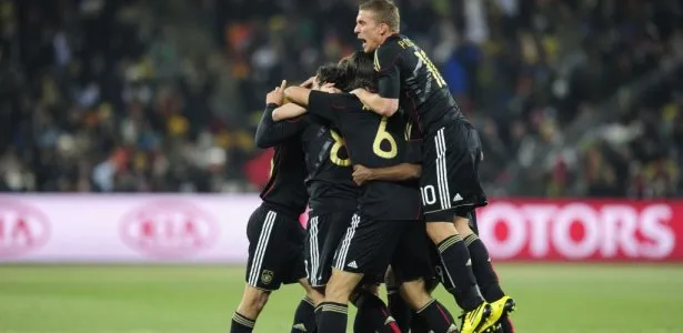  Jogadores alemães comemoram após o gol da vitória marcado por Mesut Ozil