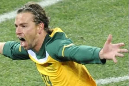    Holman comemora gol da Austrália contra a Sérvia, mas acabou fora das oitavas