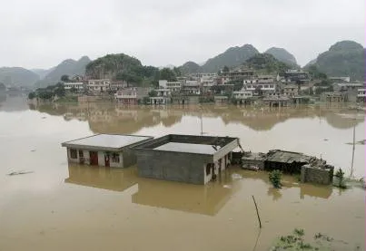  Enchentes deixam edifícios submersos na província de Guizhou