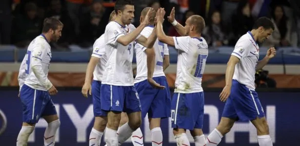  Jogadores da Holanda comemoram gol de Van Persie contra Camarões