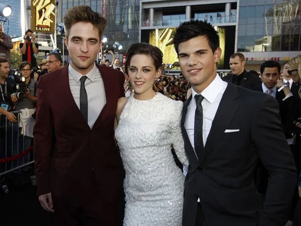  Robert Pattinson, Kristen Stewart e Taylor Lautner posam para fotos na chegada ao Nokia Theatre
