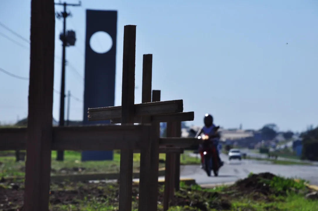 Cruzes lembram vítimas do trânsito entre Arapongas e Apucarana