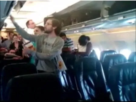  Imagem captada com telefone celular mostra passageiros apressados deixando avião da US Airways após larvas caíram do bagageiro, em Atlanta, nos EUA