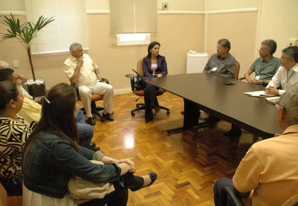  A reunião teve a presença de representantes da Viapar, da vereadora Lucimar Scarpelini e de moradores do Pirapó