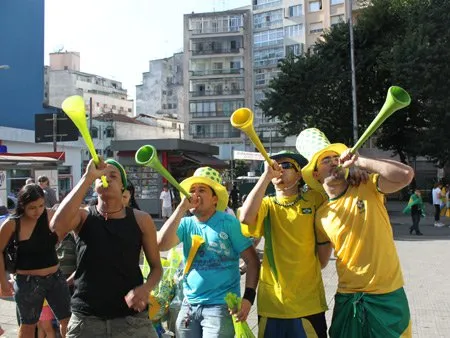  A vuvuzela, "arma de irritação" nas mãos de qualquer torcida, custou um olho para um homem atacado por adolescentes em Bulawayo, no Zimbábue