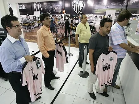 Torcedores formam fila para levar a nova camisa rosa do Atlético-MG.
