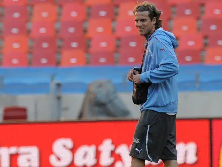  Liderado pelo atacante Forlán, Uruguai luta por uma vaga na semifinal da Copa
