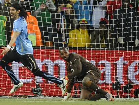  Loco Abreu comemora o gol da classificação do Uruguai para a semifinal