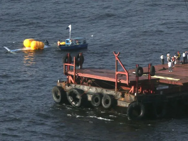  Barco usado no resgate de passageiros que estavam a bordo de helicóptero que caiu no mar, próximo à ilha de Hong Kong