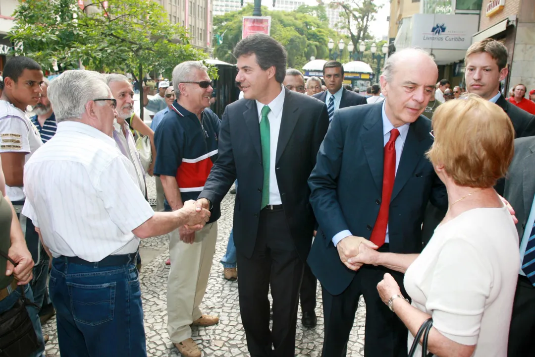  José Serra e Beto Richa com eleitores