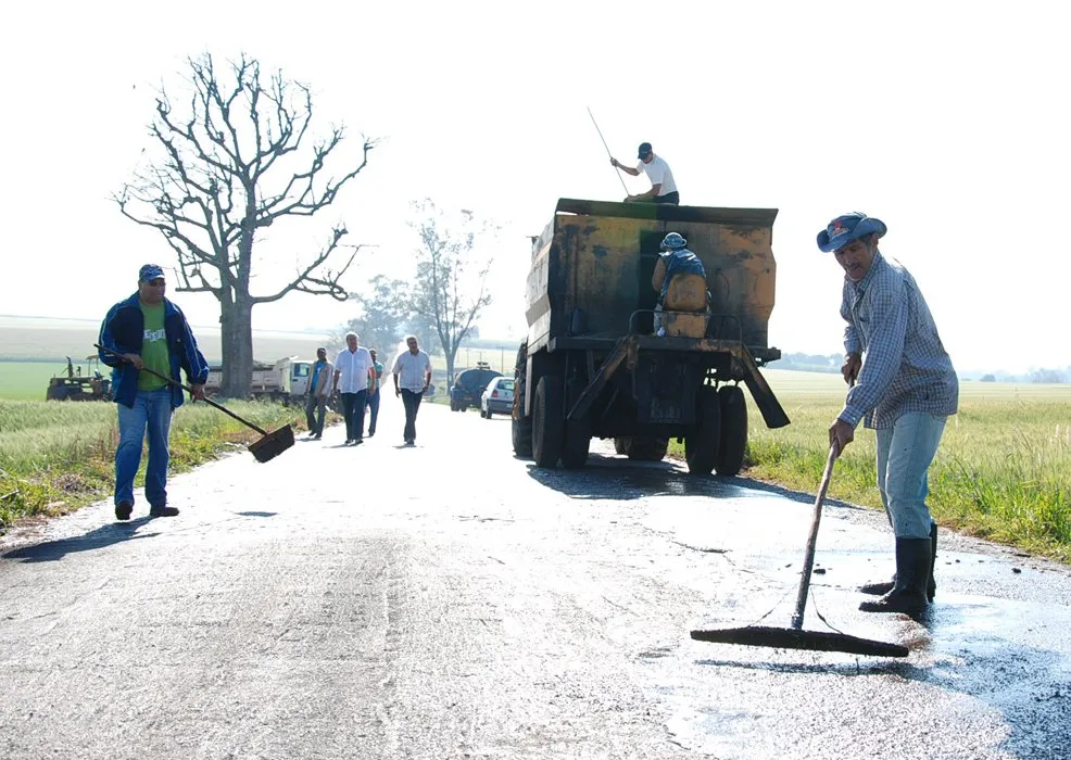  A recuperação do trecho mais crítico da estrada está sendo realizado com lama asfáltica