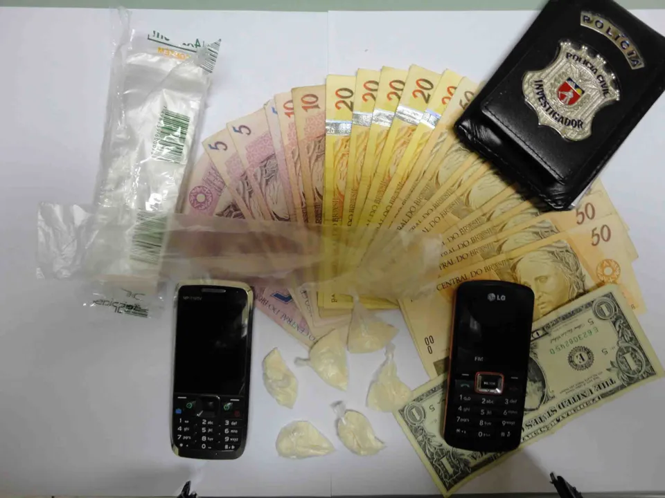  Foram apreendidas seis buchas de cocaína, cerca de 100 sacos plásticos utilizados para embalar droga e R$ 560,00 em dinheiro