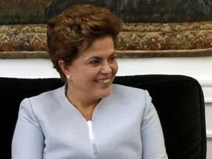  O ministro do Tribunal Superior Eleitoral (TSE) Joelson Dias aplicou na noite de ontem multa de R$ 5 mil à candidata do PT à Presidência da República, Dilma Rousseff, por fazer propaganda eleitoral antecipada