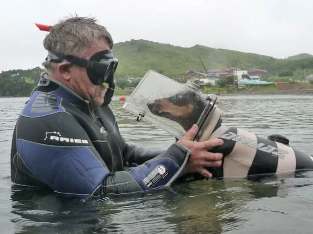  Mergulhador profissional Sergei Gorbunov treina o cão Boniface