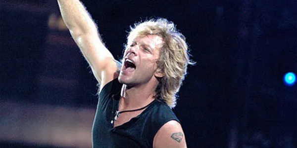 Bon Jovi machuca perna e sai carregado de show