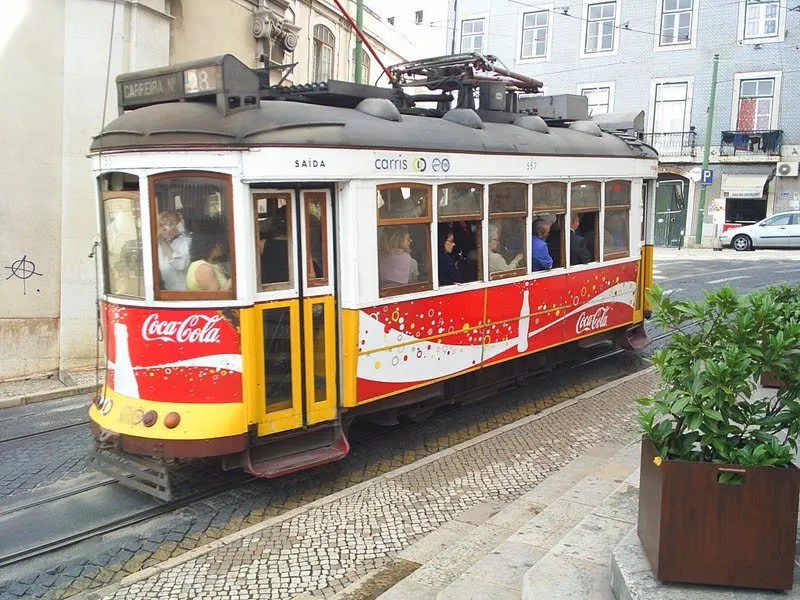  Bondinho desliza por Lisboa