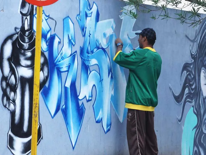 Grafiteiro profissional enfeita muro próximo à Prefeitura de Apucarana