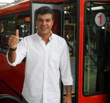 O Tribunal Regional Eleitoral (TRE) absolveu o candidato a governador Beto Richa (PSDB) por propaganda irregular, em recurso impetrado pelo diretório do PT 