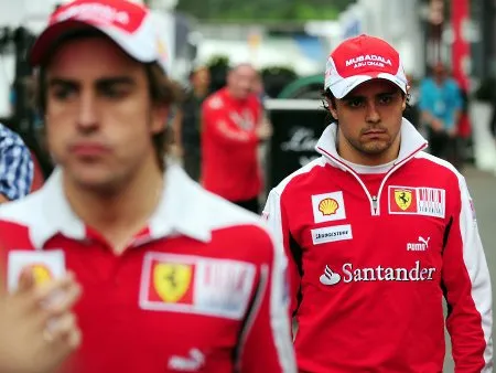  Felipe Massa caminha logo atrás de Fernando Alonso após a corrida