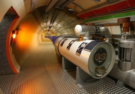  Localizado em um túnel de 27 km de extensão sob a fronteira entre a França e a Suíça, o LHC começou a processar partículas em novembro de 2009