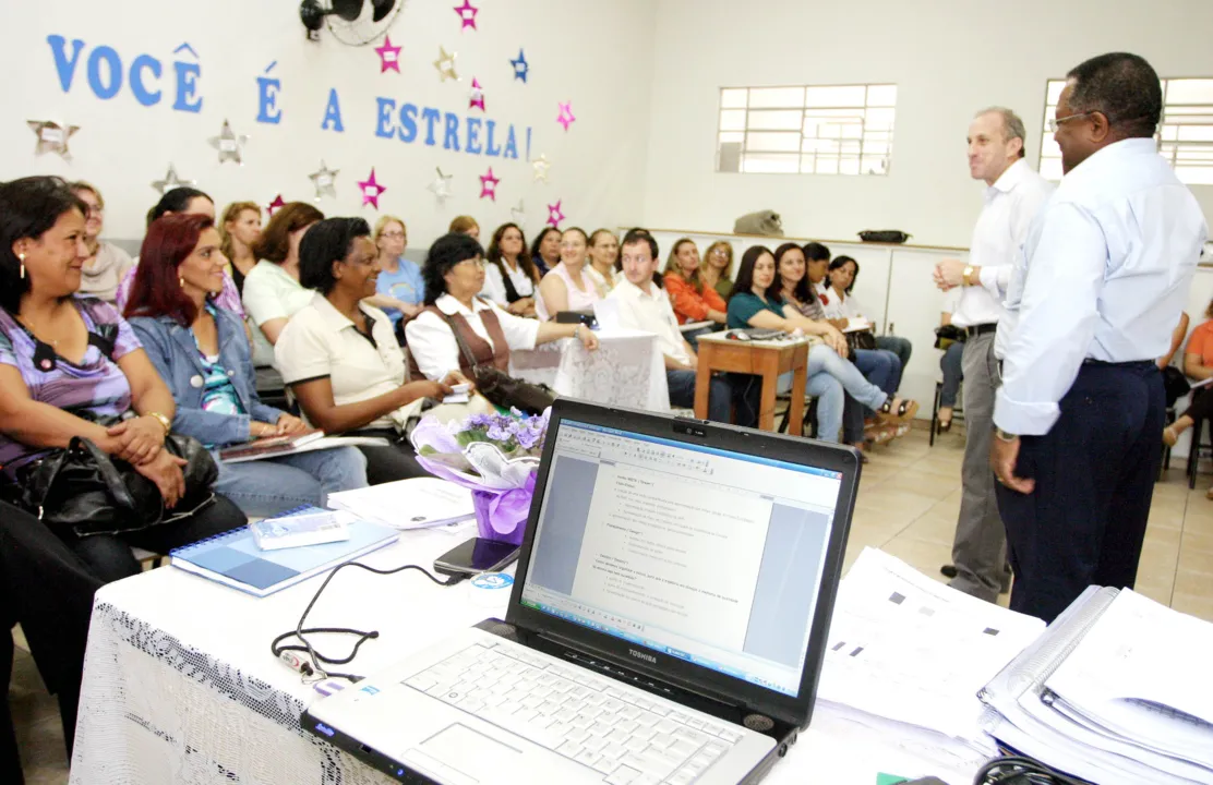 João Carlos de Oliveira (PMDB), que, ao lado do secretário da pasta, professor Cláudio Silva, esteve visitando o polo que teve como sede a Escola Municipal José Idésio Brianezi,