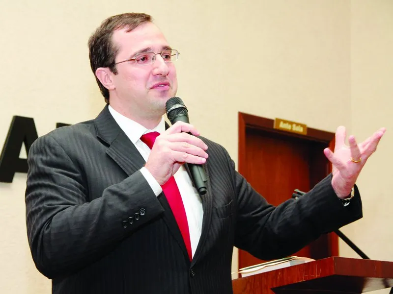  O promotor de justiça Vitor Hugo Nicastro Honesko 