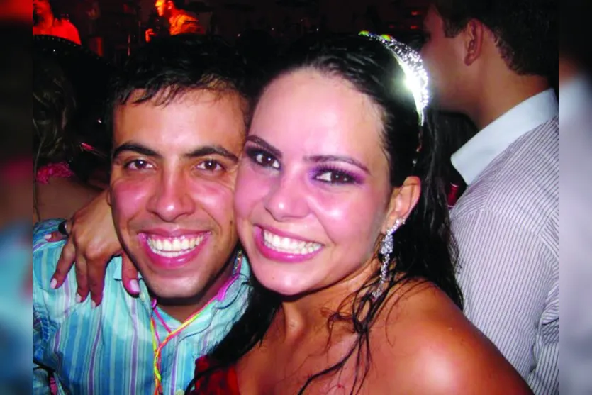   Fernanda Pupio se formou no curso de Odontologia e comemora ao lado do primo Thiago Caldeiras  