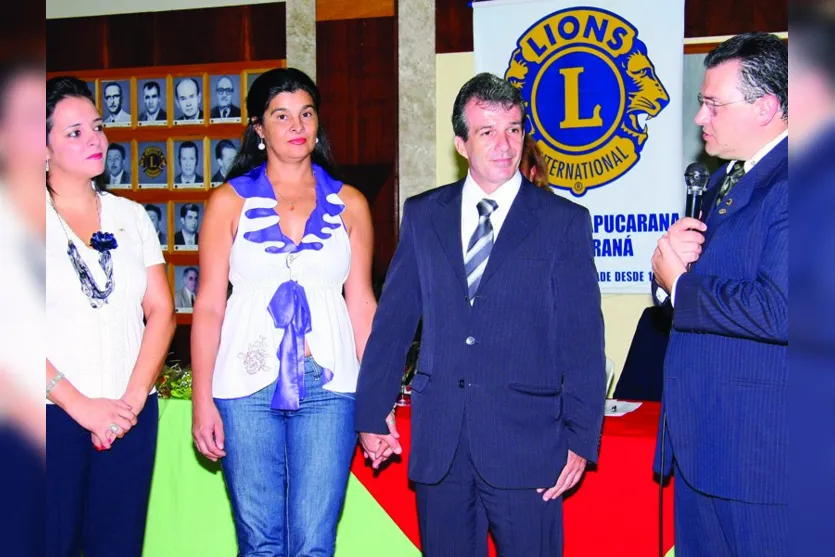  Posse dos novos companheiros Maria Gerlandes e Juracir Barbosa, ladeados por Adriana e Artur Palú Neto, presidente do Lions Apucarana Centro 