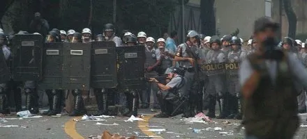  Policiais fazem barreira em protesto de professores; docentes e PM entraram em confronto 