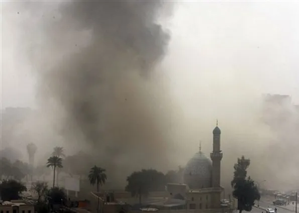 Fumaça cobre o céu de Bagdá depois de explosão.