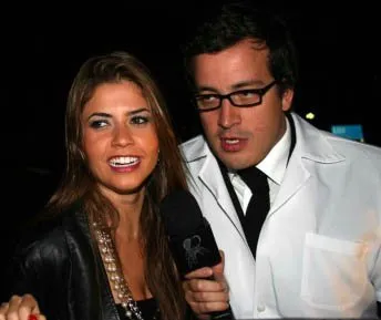  Rafael Cortez cola em Cacau durante noite de autógrafos da Playboy