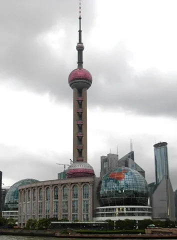  A torre Pérola do Oriente está no distrito financeiro da cidade