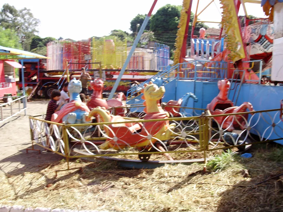 O parque de diversões montado na 6ª Festa de Santo Expedito oferece brinquedos tradicionais